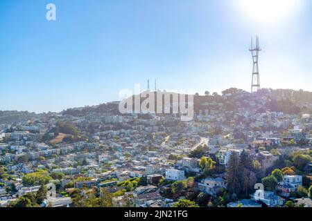Logement dense sur un terrain en pente à San Francisco, en Californie, en dessous de la tour Sutro. Vue en grand angle des grands bâtiments résidentiels d'une banlieue n Banque D'Images