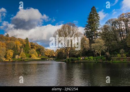 Stourhead Gardens fait partie d'un grand domaine au nord-ouest de la ville de Mere dans le comté de Wiltshire dans le Royaume-Uni Banque D'Images