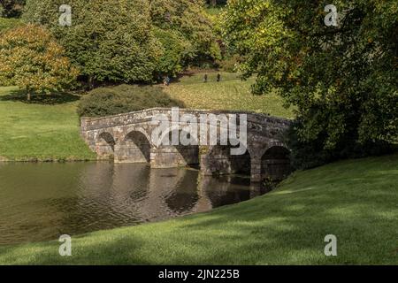 Stourhead Gardens fait partie d'un grand domaine au nord-ouest de la ville de Mere dans le comté de Wiltshire dans le Royaume-Uni Banque D'Images