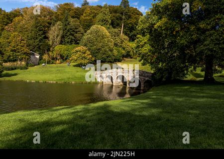 Stourhead Gardens fait partie d'un grand domaine au nord-ouest de la ville de Mere dans le comté de Wiltshire dans le Royaume-Uni Banque D'Images