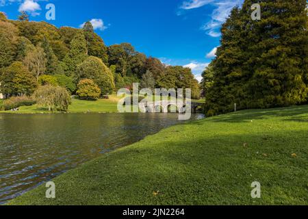 Stourhead Gardens fait partie d'un grand domaine au nord-ouest de la ville de Mere dans le comté de Wiltshire dans le Royaume-Uni Banque D'Images