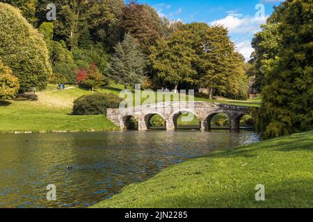 Stourhead Gardens fait partie d'un grand domaine au nord-ouest de la ville de Mere dans le comté de Wiltshire dans le Royaume-Uni Banque D'Images