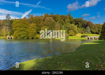 Stourhead Gardens fait partie d'un grand domaine au nord-ouest de la ville de Mere dans le comté de Wiltshire dans le Royaume-Uni Banque D'Images