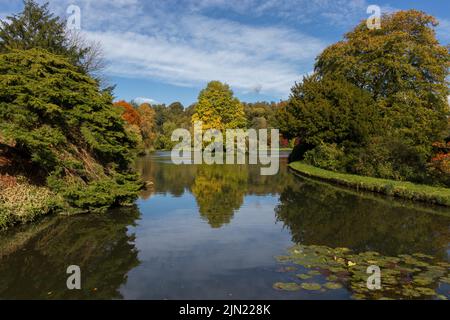 Stourhead Gardens fait partie d'un grand domaine au nord-ouest de la ville de Mere dans le comté de Wiltshire dans le Royaume-Uni Banque D'Images