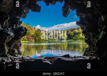 Stourhead Gardens fait partie d'un grand domaine au nord-ouest de la ville de Mere dans le comté de Wiltshire dans le Royaume-Uni Banque D'Images