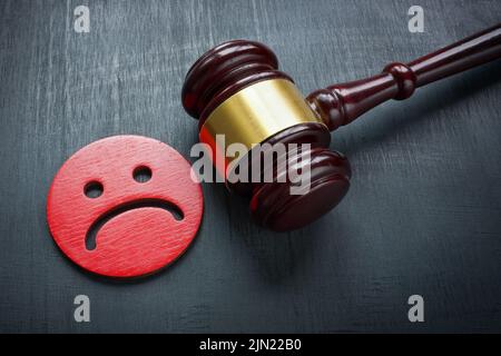 Souriant et gavel malheureux. Discrimination et droit d'intimidation. Banque D'Images