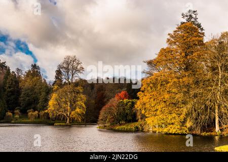 Stourhead Gardens fait partie d'un grand domaine au nord-ouest de la ville de Mere dans le comté de Wiltshire dans le Royaume-Uni Banque D'Images