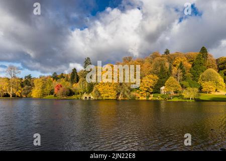 Stourhead Gardens fait partie d'un grand domaine au nord-ouest de la ville de Mere dans le comté de Wiltshire dans le Royaume-Uni Banque D'Images