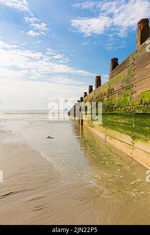 Le Breakwater sur West Wittering Beach près de chichester dans West Sussex, Royaume-Uni Banque D'Images