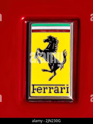 Logo Ferrari sur tôle rouge, gros plan de cheval noir sur fond jaune avec des couleurs italiennes sur le bord à Hanovre, Allemagne, 23 juillet 2022 Banque D'Images