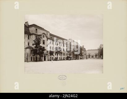 Wieczorek Josef (né en 1852), caserne Kaiser-Alexander-Gardreadier-Regiment, Berlin (1904): Vue sur la cour. Photo sur carton, 47,3 x 64,6 cm (y compris les bords de numérisation) Banque D'Images