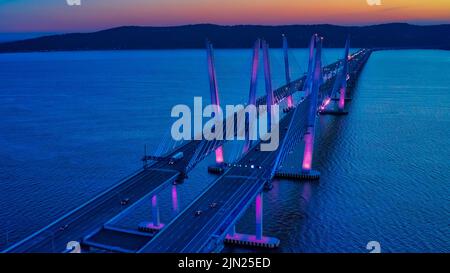 Le pont Governor Mario M. Cuomo est un pont à double travée de trois kilomètres qui relie les comtés de Rockland et de Westchester. Banque D'Images