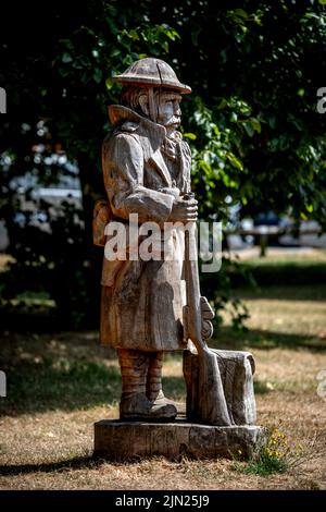Littlehampton, 4 août 2022 : une sculpture en bois réalisée par l'artiste des tronçonneuses Simon Groves, sur Caffyns Field Banque D'Images
