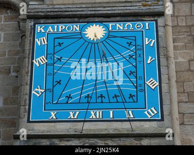 Gros plan de Sundial sur le mur de la cathédrale d'Ely, Cambridgeshire Banque D'Images