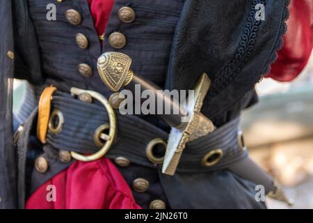 Vue rapprochée partielle d'un costume de pirate avec un poignard dans la ceinture Banque D'Images