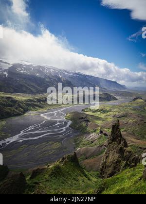 Une photo verticale de la rivière dans la vallée de Porsmork, en Islande Banque D'Images