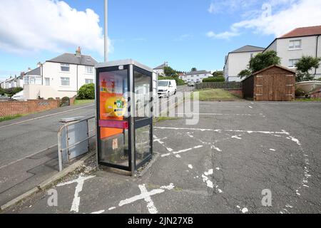 Dunure, Ayrshire, Écosse, Royaume-Uni. Ancien kiosque de boîte téléphonique maintenant converti pour accueillir un défibrillateur dans le petit village côtier. Situé dans un petit parking Banque D'Images