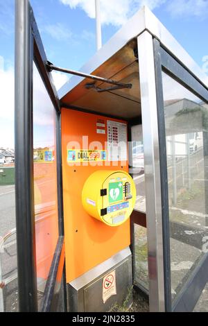 Dunure, Ayrshire, Écosse, Royaume-Uni. Ancien kiosque de boîte téléphonique maintenant converti pour accueillir un défibrillateur dans le petit village côtier. Situé dans un petit parking Banque D'Images