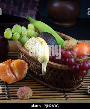 Panier de fruits sur plateau en bambou à fentes Banque D'Images