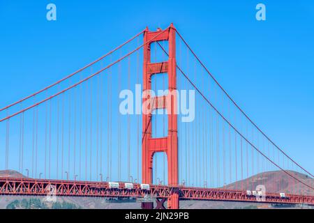 Tour du Golden Gate Bridge à San Francisco, Californie. Golden Gate Bridge en gros plan contre la montagne et ciel bleu clair. Banque D'Images