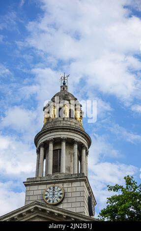 Londres, Grande-Bretagne - 3 juillet 2022 : gros plan de la tour de l'horloge avec des statues caryatides dorées de l'église paroissiale de Saint Marylebone sous un paysage bleu. Vert Banque D'Images