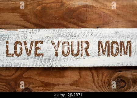 Affiche Love Your Maman. Mot écrit sur avoir de bons sentiments au sujet de votre mère aimer émotions importantes informations écrites sur morceau de bois sur Banque D'Images