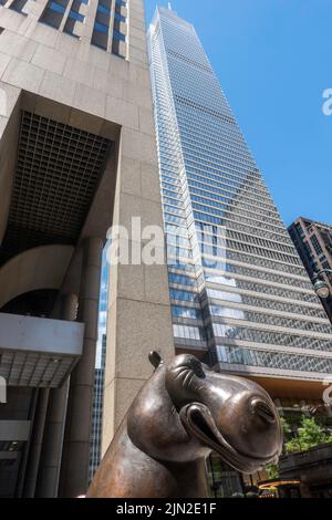 Bjorn Okholm les statues de bronze fantaisiste de Skaarup sont exposées sur Pershing Square avec un Vanderbilt en arrière-plan, New York City, USA 2022 Banque D'Images