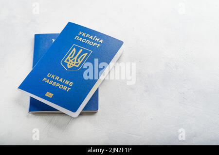 Deux passeports ukrainiens sur fond blanc. Minimalisme. Il n'y a aucune personne dans la photo. Il y a de l'espace libre à insérer. Émigration, affaires Banque D'Images