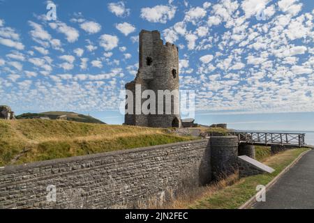 Vestiges de la porte nord de la tour au château d'Aberystwyth, une forteresse édouardienne classée de catégorie I, située dans la ville balnéaire d'Aberystwyth, au pays de Galles. Banque D'Images