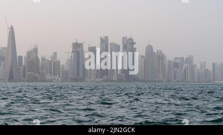 Horizon du Qatar avec une mer agitée au premier plan, par temps pluvieux et pluvieux. Banque D'Images