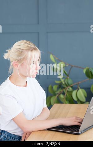 travailleur indépendant femme ordinateur portable travail indépendant à distance Banque D'Images