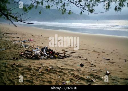 Plage sale le matin Banque D'Images