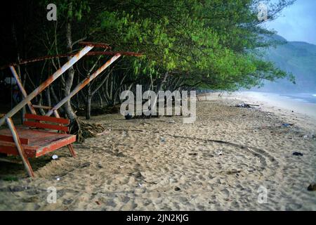 Plage vide sale le matin Banque D'Images