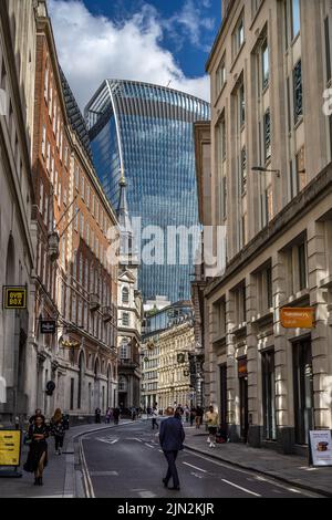 Londres, Royaume-Uni - juin 10 2022 : homme blanc en costume marchant sur Lombard Street, avec le bâtiment Sky Garden en arrière-plan Banque D'Images