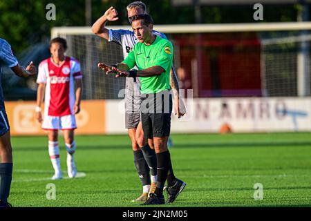 AMSTERDAM, PAYS-BAS - AOÛT 8 : arbitre Martin Perez lors du match hollandais entre Jong Ajax et Telstar à de Toekomst sur 8 août 2022 à Amsterdam, pays-Bas (photo de Kees Kuijt/Orange Pictures) Banque D'Images