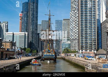 Réplique de 18th siècles grand navire Gotheborg en écluse à South Dock, Canary Wharf, avant d'amarrer à Thames Quay, entouré de grands bâtiments Docklands. Banque D'Images