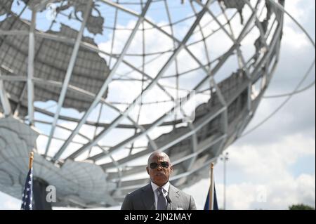 Le Unisphere de la foire mondiale de New York en 1964-1965 étant en arrière-plan, le maire de New York, Eric Adams, parle de la question des demandeurs d'asile envoyés du Texas à New York lors d'une conférence de presse tenue à Flushing Meadows Corona Park, dans le quartier Queens de New York, NY, 8 août 2022. Le maire Adams a annoncé qu'il s'admettra à l'Administration Biden pour demander une aide fédérale pour un afflux de migrants en bus du Texas à New York par Gov. Gregg Abbott, un autobus transportant 54 migrants de la frontière sud est arrivé dans la ville vendredi dernier. (Photo d'Anthony B Banque D'Images