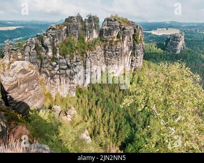 Vue panoramique de Sharp Schrammsteine et paysage dans le parc de la Suisse saxonne sur le sentier de randonnée Allemagne Banque D'Images