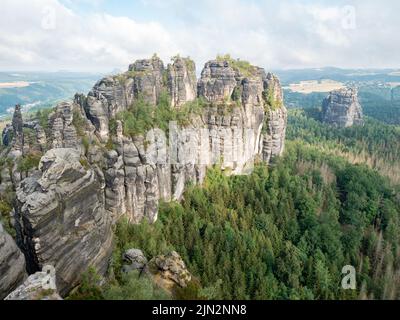 Vue panoramique de Sharp Schrammsteine et paysage dans le parc de la Suisse saxonne sur le sentier de randonnée Allemagne Banque D'Images