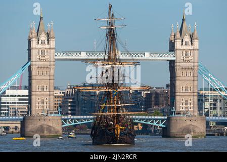 Gotheborg de Suède, réplique de la navigation de l'Indiaman oriental suédois Gotheborg I, en visite à Londres, Royaume-Uni. À Pool of London après avoir passé sous Tower Bridge Banque D'Images