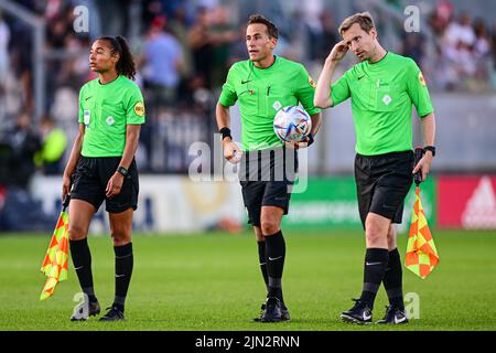 AMSTERDAM, PAYS-BAS - AOÛT 8 : l'arbitre adjoint Franca Overtoom, l'arbitre Martin Perez, l'arbitre adjoint Bram Vervoorn pendant le match hollandais Keukenkampioosdivision entre Jong Ajax et Telstar à de Toekomst sur 8 août 2022 à Amsterdam, pays-Bas (photo de Kees Kuijt/Orange Pictures) Banque D'Images