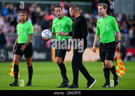 AMSTERDAM, PAYS-BAS - AOÛT 8: l'arbitre adjoint Franca Overtoom, l'arbitre Martin Perez, l'arbitre adjoint Bram Vervoorn, John Heitinga d'Ajax U21 pendant le match hollandais Keukenkampioendivisiie entre Jong Ajax et Telstar de Toekomst sur 8 août 2022 à Amsterdam, pays-Bas (photo de Kees Kuijt/Orange Pictures) Banque D'Images