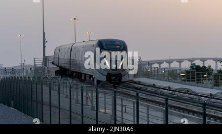 Doha, Qatar- 06 juin, 2022 :métro ligne rouge du Qatar traversant le pont. Banque D'Images