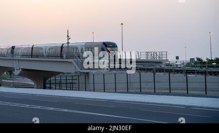 Doha, Qatar- 06 juin, 2022 :métro ligne rouge du Qatar traversant le pont. Banque D'Images