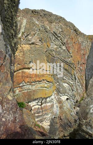 Formation de South Stack, faille géologique sur South Stack, Ynys Lawn, Holyhead, Isle of Anglesey, Ynys mon, Pays de Galles du Nord, Royaume-Uni. Banque D'Images