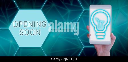 Texte d'écriture ouverture prochaine. Concept sens va être disponible ou accessible en public en tout temps bientôt femme avec téléphone portable montrant carte avec Banque D'Images