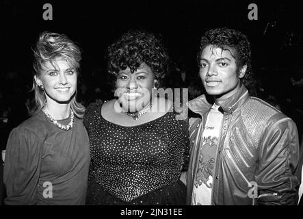 DOSSIER pics : Olivia Newton-John 1948-2022. **PHOTO DE FICHIER** Olivia Newton-John est décédé. Olivia Newton John, Jennifer Holliday et Michael Jackson lors de la soirée d'ouverture de 'Deamgirlss' après-midi. Prise à Los Angeles au théâtre Shubert dans Century City sur 20 mars 1983 Credit: Ralph Dominguez/MediaPunch Credit: MediaPunch Inc/Alay Live News Banque D'Images