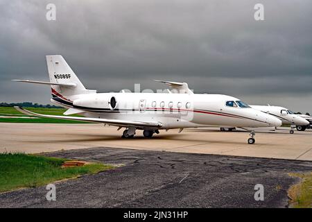 EMPORIA, KANSAS - 8 AOÛT, 2022 Private Corporate jet font partie de Simmons PET Food est garée à l'aéroport de Emporia musical aujourd'hui attendant de partir avec le PDG Todd Simmons et le reste du personnel d'entreprise qui a volé aujourd'hui pour la visite du gouverneur Laura Kelly à l'usine de Simmons PET Food Banque D'Images