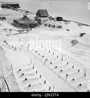 Des casques vides et des obus d'artillerie usés marquent les tombes de marins tombés à Tarawa, en mars 1944. Les débarquements sur Tarawa faisaient partie de l'offensive américaine contre les îles du Pacifique détenues par le Japon avant de se préparer à un assaut sur le continent japonais. Banque D'Images