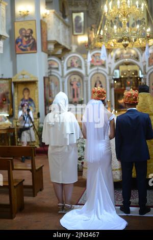 Vue à un mariage dans l'église Oortodox, bougies brûlant dans le Temple, la Sainte bible, police pour le sacrement , article orthodoxe, croix orthodoxe dans l'église, Banque D'Images